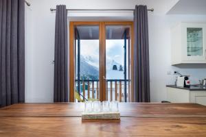 En generel udsigt til bjerge eller udsigt til bjerge taget fra lejligheden + 8 billeder