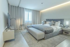 ラバトにあるMakass Appart Hotelのベッドルーム(キングサイズベッド1台、デスク付) +37枚の写真