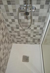 Alajeró的住宿－Apartamentos Casa Junonia，一间带淋浴的浴室和瓷砖天花板