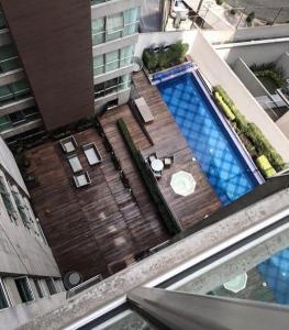 墨西哥城的住宿－Studio Loft Polanco with POOL，享有大楼游泳池的顶部景致