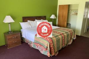 Кровать или кровати в номере OYO Hotel Yuma AZ Desert Grove