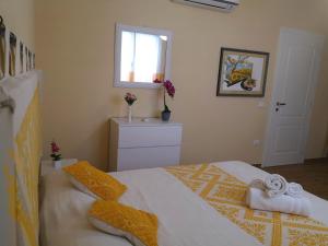 A bed or beds in a room at Le Orchidee