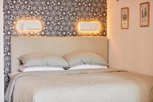 Postel nebo postele na pokoji v ubytování Treehouse Inn