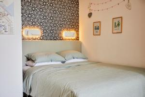 Postel nebo postele na pokoji v ubytování Treehouse Inn