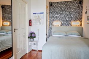 Postel nebo postele na pokoji v ubytování Treehouse Inn