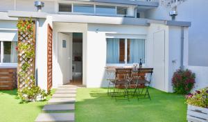 una casa con un pequeño patio con mesa y sillas en Porto Garden Villas | Downtown, en Vila Nova de Gaia