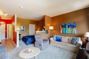 uma sala de estar com um sofá e uma cama em Belltown Court II em Seattle