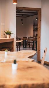 Cette chambre dispose de tables et de chaises en bois. dans l'établissement Hotel Aurora, à Arco