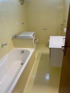 La salle de bains est pourvue d'une baignoire, de toilettes et d'un lavabo. dans l'établissement My room cosenza, à Cosenza