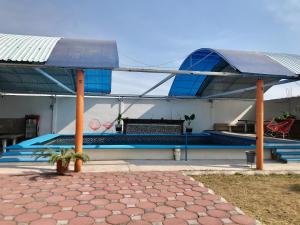 um pavilhão com um campo de ténis e uma raquete de ténis em Casa el paraíso em Oaxtepec