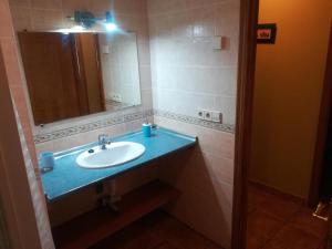 y baño con lavabo y espejo. en APARTAMENTO Txapatera EN IZABA-ISABA, en Isaba