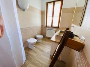 a bathroom with a toilet and a sink at Agriturismo Casa Orsini in Montefalco