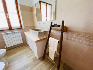 uma casa de banho com um lavatório e um espelho em Agriturismo Casa Orsini em Montefalco