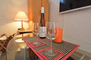 una botella de vino y dos copas de vino en una mesa en Ferienhaus Sonnenschein, en Mastershausen