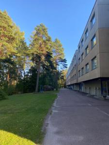 una strada vuota di fronte a un edificio di Apartments ”Enkeli” a Kotka