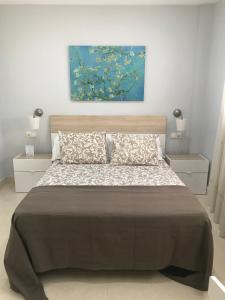 ein Schlafzimmer mit einem Bett und einem Wandgemälde in der Unterkunft Habitación en Casa Qerétaro in Silla