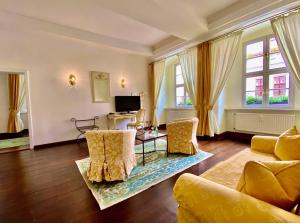 sala de estar con sofá y mesa en Hotel Graf von Mansfeld, en Eisleben