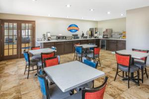 Kuchyň nebo kuchyňský kout v ubytování Baymont by Wyndham Tupelo