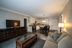 uma sala de estar com um sofá e uma sala de jantar em The Grand Resort em Howland Corners