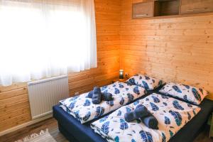 um quarto com 2 camas num quarto de madeira em NaposOldal Vendégház em Tapolca
