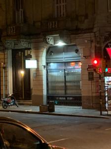 a red traffic light on a city street at night at Hotel Ateneo in Montevideo