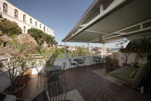 d'une terrasse avec des chaises et des tables sur un balcon. dans l'établissement Topkapi Apartments, à Istanbul