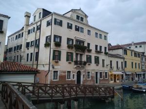 ein großes weißes Gebäude neben einem Kanal in der Unterkunft Guizzo apartment Venezia in Venedig