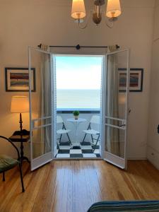 Habitación con puerta abierta y vistas al océano en Frente a la Playa Pocitos!, en Montevideo