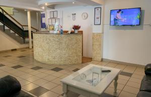 TV a/nebo společenská místnost v ubytování Hotel Decebal Bistrita