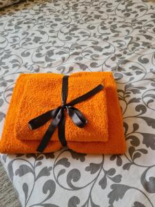a orange box with a black bow on a bed at Bei Chogman in Gronau