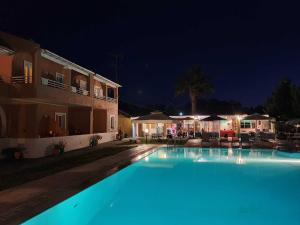 A piscina localizada em Sausan Hotel ou nos arredores