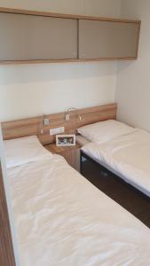 2 bedden in een slaapzaal met witte lakens bij Mobile Home Erna, Rovinj in Rovinj