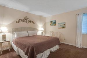 Un dormitorio con una cama y dos lámparas y una ventana. en Crystal Villas, en Destin 28 fotos más