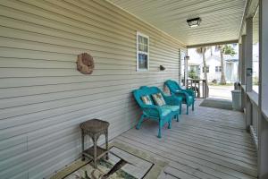 Posezení v ubytování Deck and Pool Access Long Island Village Escape!