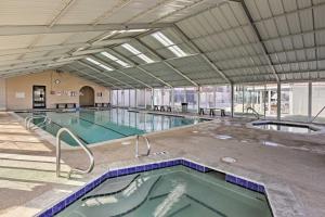 Bazén v ubytování Deck and Pool Access Long Island Village Escape! nebo v jeho okolí