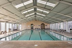 Bazén v ubytování Deck and Pool Access Long Island Village Escape! nebo v jeho okolí