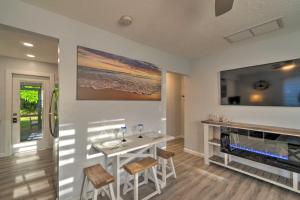 uma sala de estar com uma mesa e cadeiras e uma televisão em Charming Vacation Rental Close to Downtown! em Sarasota