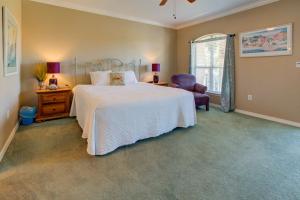 um quarto com uma cama, uma cadeira e uma janela em Emerald View em Destin