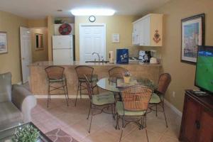eine Küche und ein Esszimmer mit einem Tisch und Stühlen in der Unterkunft Gulfview Condominiums in Destin