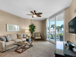Una sala de estar con un sofá y un televisor. en The Palms of Destin, en Destin