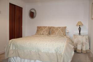 Katil atau katil-katil dalam bilik di Ceol Na Mara Cottage by the sea