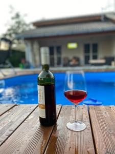 Villa Flora Lavenda italokat is kínál