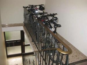 eine Reihe von Fahrrädern, die neben einer Wand geparkt sind in der Unterkunft Kleine Auszeit Winterberg in Winterberg