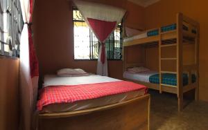 巴加莫約的住宿－BeSwahilid B & B，一间卧室设有两张双层床和一扇窗户。