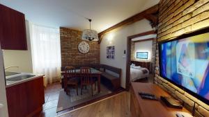 A television and/or entertainment centre at Apartmán Marta, 200 m Ski Tatranska Lomnica