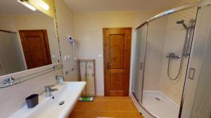 A bathroom at Apartmán Marta, 200 m Ski Tatranska Lomnica