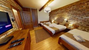 A television and/or entertainment centre at Apartmán Marta, 200 m Ski Tatranska Lomnica