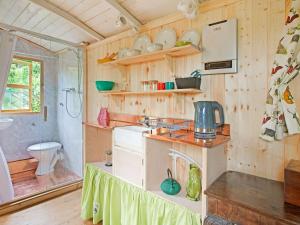 een kleine keuken met een wastafel en een toilet bij Hill view Holiday Home with Garden in Taunton