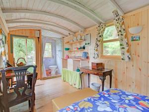 een tiny house met een keuken en een eetkamer bij Hill view Holiday Home with Garden in Taunton