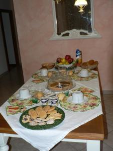 a table with plates of food on top of it at La Quercia e il Gelso in Baricella